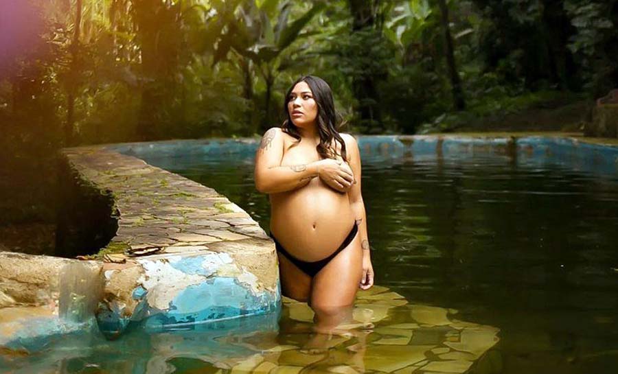 Grávida, filha de Zeca Pagodinho posa de topless e exibe barrigão