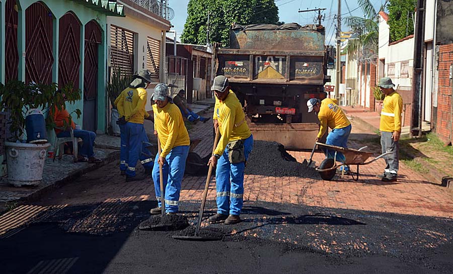 Prefeitura de Rio Branco realiza trabalhos de tapa-buracos e recapeamento no conjunto Tucumã