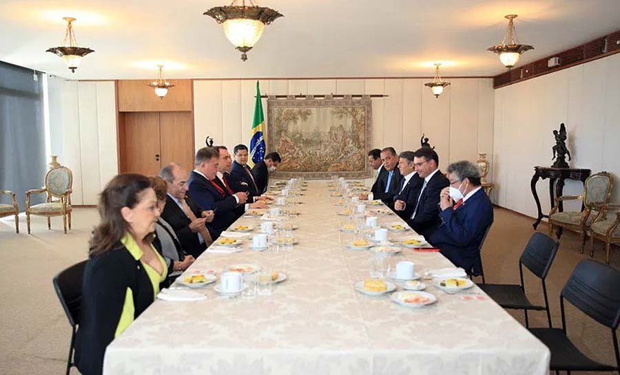 Fux se reúne com Pacheco, Flávio Bolsonaro e mais dez senadores