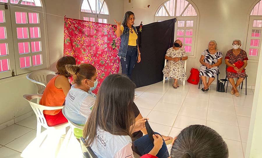 Técnicas de artesanato são apresentadas às mulheres da Casa Rosa Mulher e Centro de Convivência da Pessoa Idosa