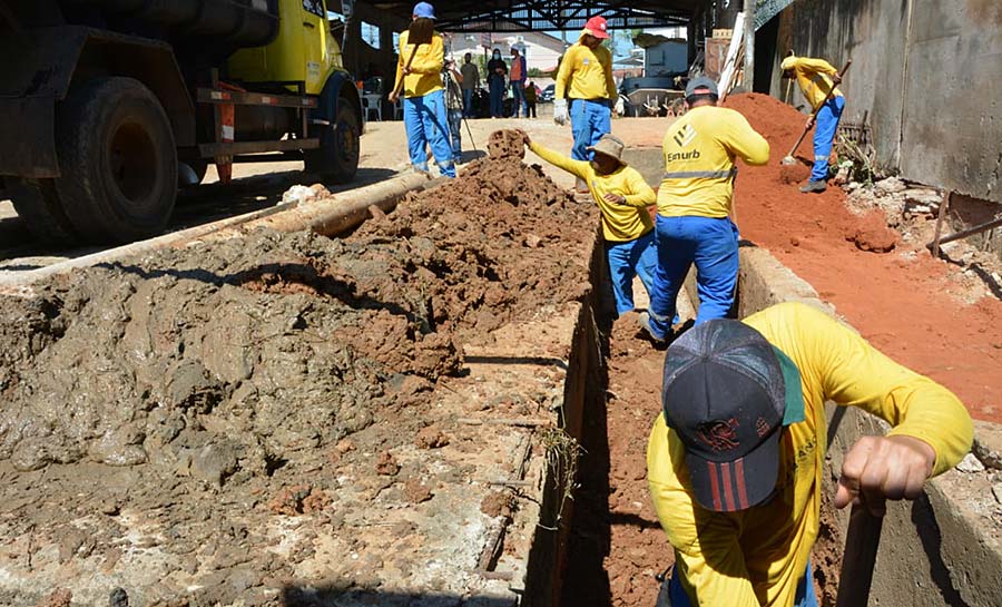Equipes da Emurb avançam com obras de drenagem na Estrada do Aviário e manutenção pontual no Xavier Maia