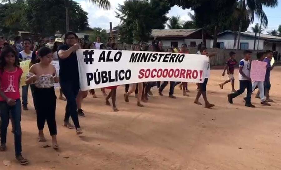 Com passagens a R$ 1,5 mil para cidade isolada do AC, moradores fazem protesto e MP investiga