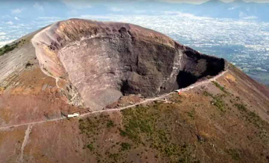 Turista americano cai no Monte Vesúvio ao tentar tirar uma selfie