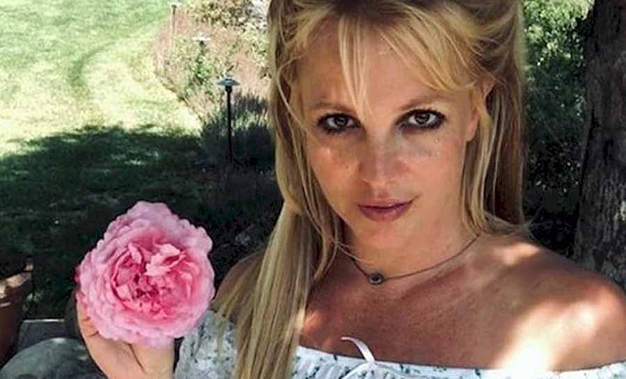 Britney Spears volta a compartilhar cliques nua