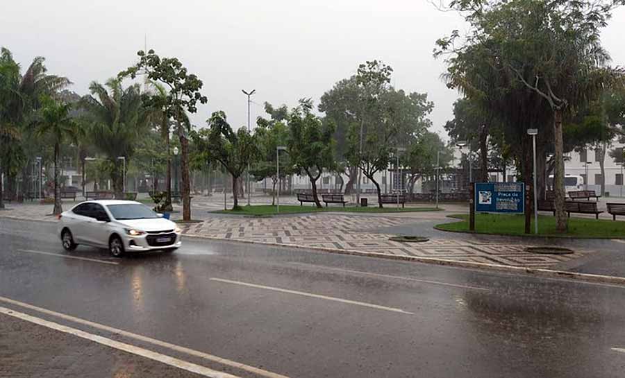 Chuvas de até 50 milímetros e ventos fortes podem atingir cidades do Acre, alerta do Inmet