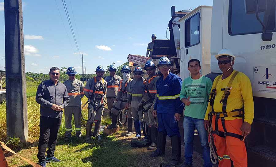 Jesus Sérgio informa à população de Tarauacá a instalação da iluminação pública no trecho próximo ao Ifac do município