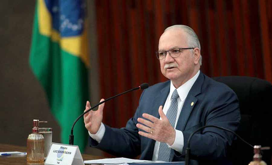 Fachin dá 5 dias para Bolsonaro se manifestar sobre ataques às urnas