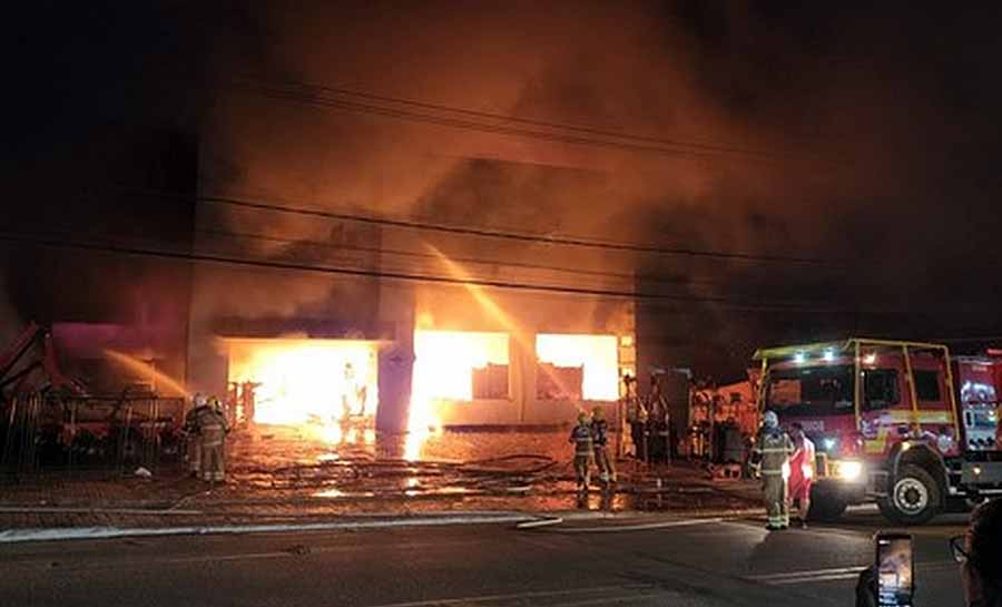 Incêndio de grandes proporções atinge loja agropecuária em Rio Branco
