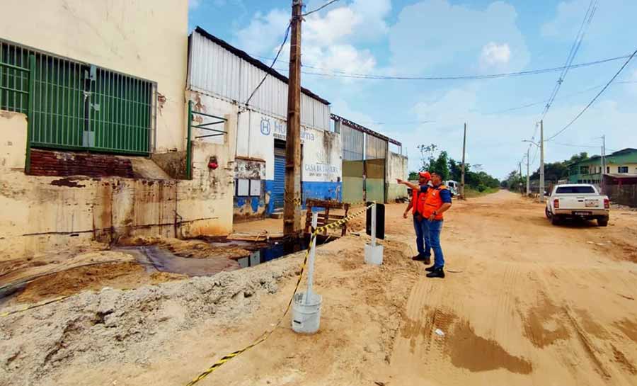 Produtos químicos de loja agropecuária atingem 2 km de córrego em Rio Branco; MP-AC acompanha danos