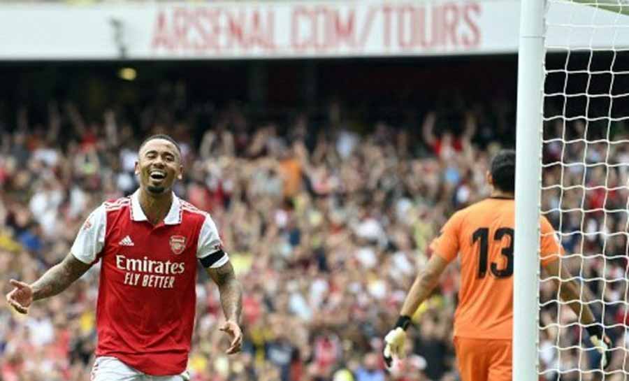 O ‘9’ da Copa: Gabriel Jesus marca hat-trick e Arsenal goleia Sevilla