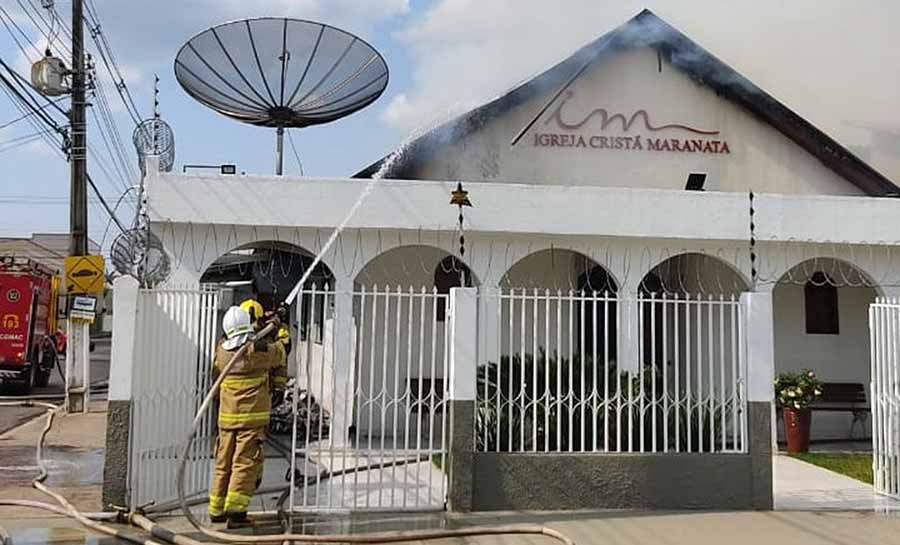 Igreja evangélica pega fogo e bombeiros evitam que chamas alcancem casas em Rio Branco
