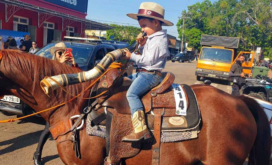 Menino de 4 anos chama atenção ao tocar berrante durante Expoacre: ‘só pode ser dom’, diz mãe