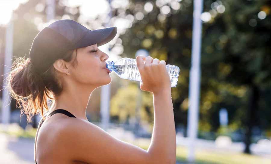 Beber pouca água faz mal? O que pode causar?