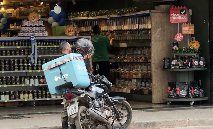 Comércio perde 7,8% de empresas e reduz salários em 2020, aponta IBGE