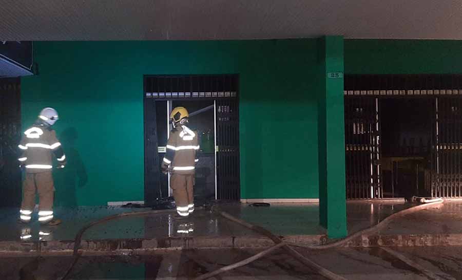 Restaurante pega fogo em Rio Branco e Bombeiros são acionados para conter chamas