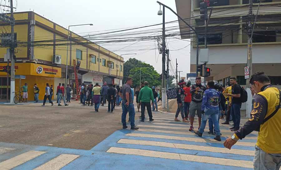 Alegando ‘perseguição’, motociclistas fecham ruas em protesto no Centro de Rio Branco