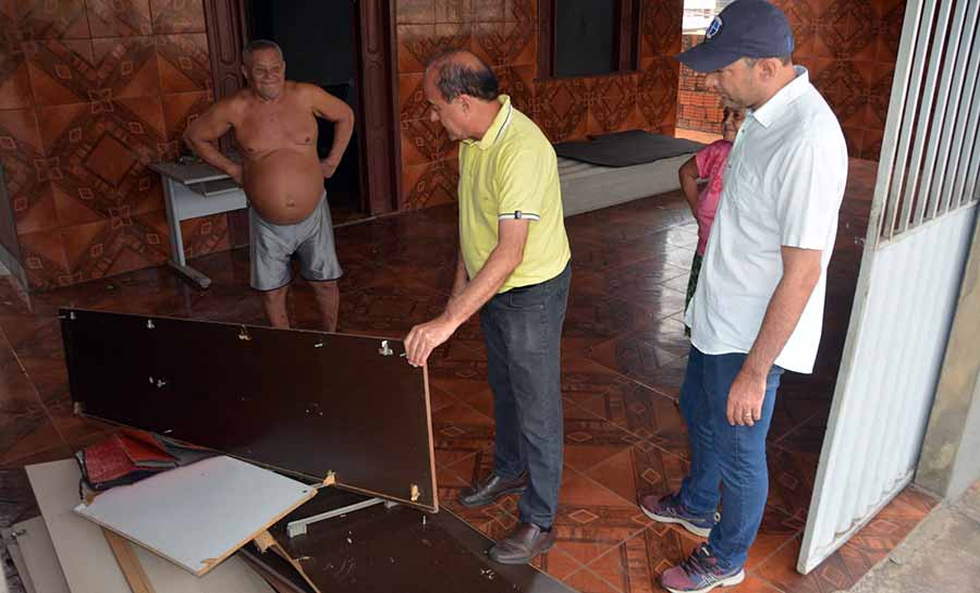 Prefeito de Rio Branco acompanha serviços de limpeza no Tangará e atende pedidos da comunidade