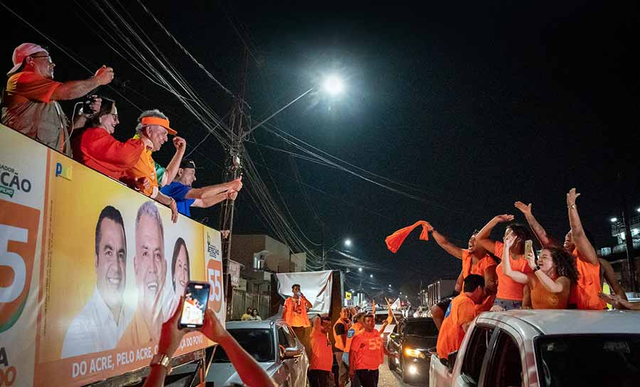 Carreata de Petecão e Vanda Milani reúne apoiadores em mais de 3km de extensão