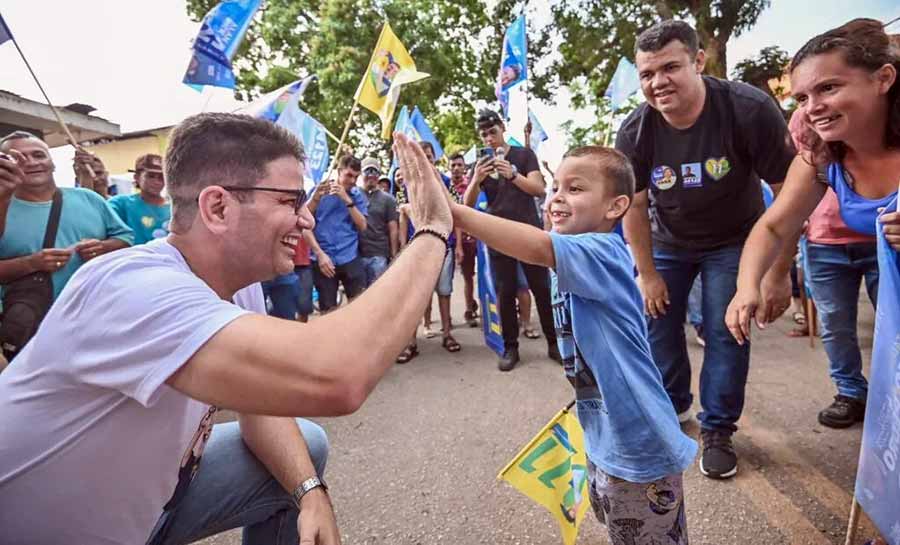 “Governador, você será lembrado para sempre por nós”, diz morador a Gladson durante bandeiraço em Xapuri