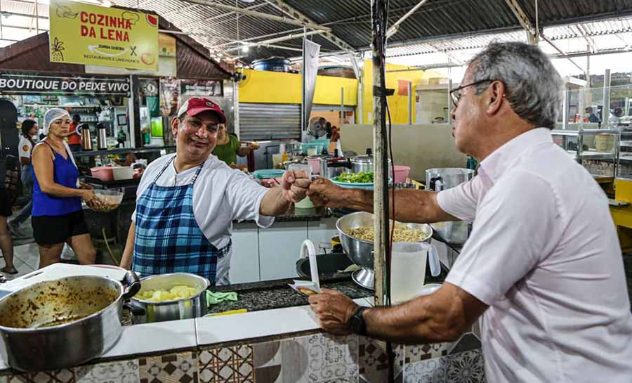 Jorge, Marcus e Nazaré recebem o carinho e apoio de comerciantes do Elias Mansour e Aziz Abucater