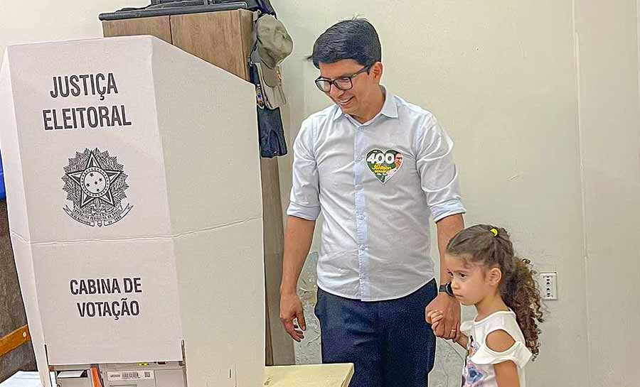 Ao lado da filha, candidato ao Senado Dr. Jenilson vota em Rio Branco: “Estou confiante que o povo vai reconhecer nosso trabalho”