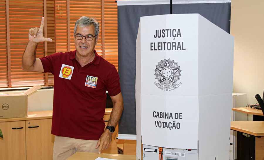 Jorge Viana votou na Assembleia Legislativa acompanhado de seu vice Marcus Alexandre, de Nazaré Araújo e militantes