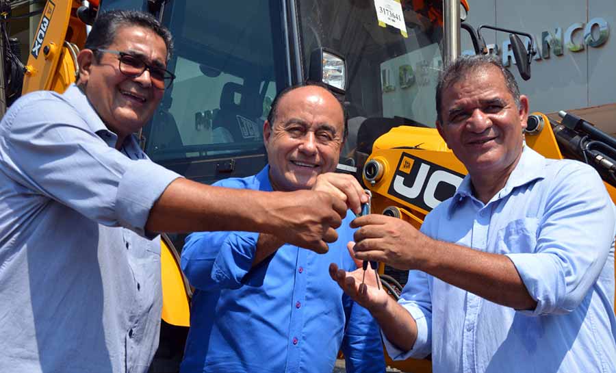 Prefeitura de Rio Branco entrega maquinários adquiridos com recursos próprios à Emurb