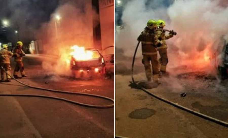 Carro em chamas desgovernado bate contra poste de energia em bairro de Rio Branco