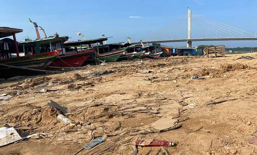 Em Cruzeiro do Sul, seca severa revela lixo acumulado às margens do Rio Juruá