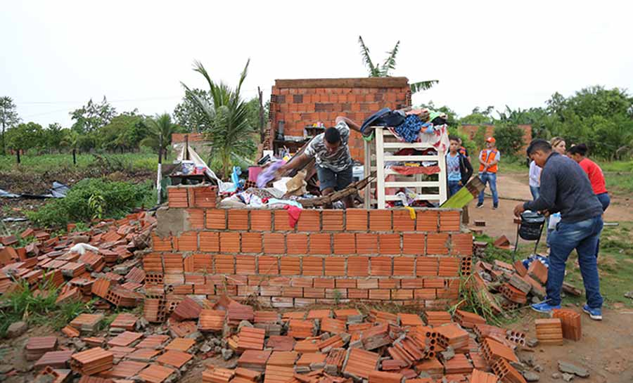 Prefeitura de Rio Branco presta assistência a família vítima de temporal no ramal Novo Horizonte