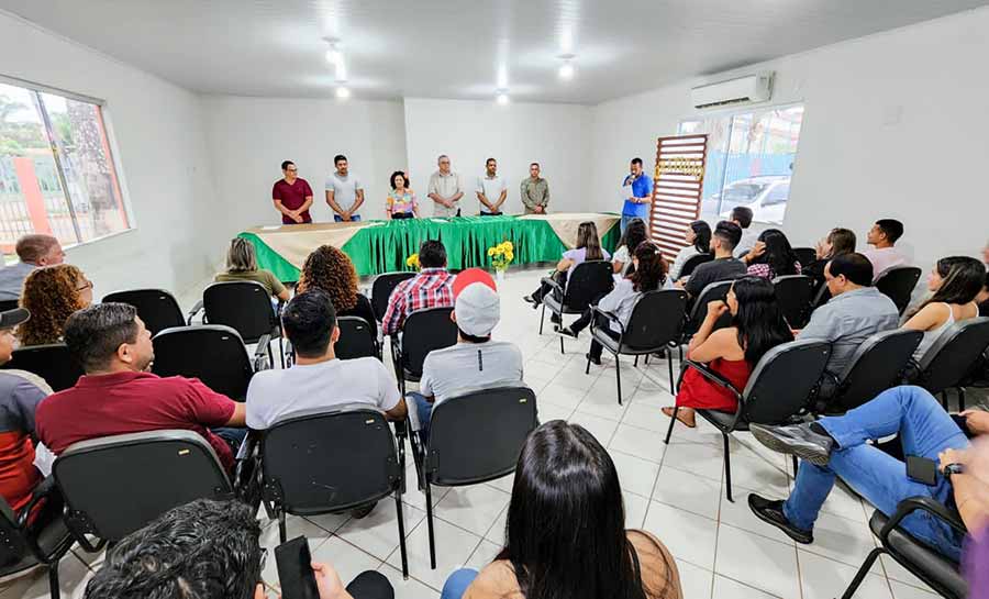 Deputada Perpétua entrega ônibus escolar para estudantes universitários de Plácido de Castro