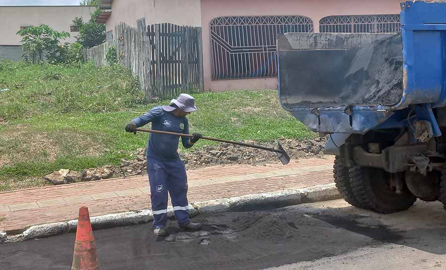 Governo executa operação tapa-buraco na AC-407, em Mâncio Lima