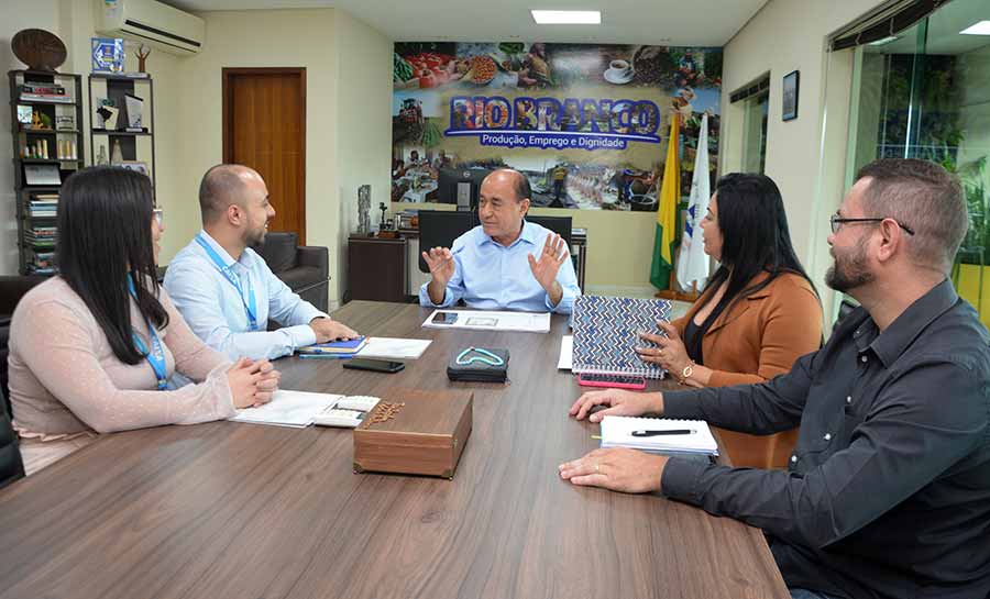 Prefeito de Rio Branco recebe superintendente da Caixa para articular financiamento do programa “Minha Dignidade”