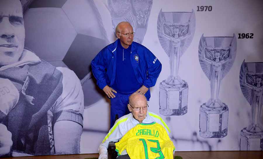 CBF inaugura, no Rio, estátua em homenagem a Zagallo