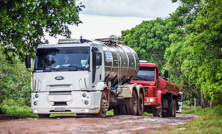 Carros-pipa reforçam abastecimento de água no Bujari