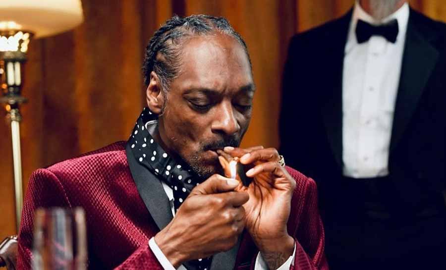 Snoop Dogg fuma 150 cigarros de maconha por dia, revela funcionária