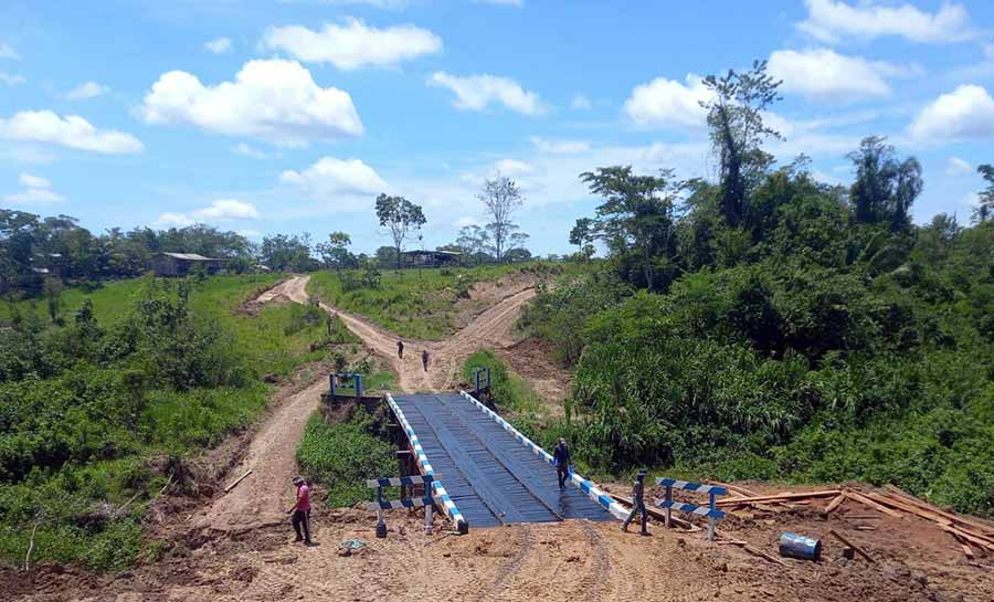 Estado e Prefeitura de Sena Madureira reformam ponte no ramal do km 40