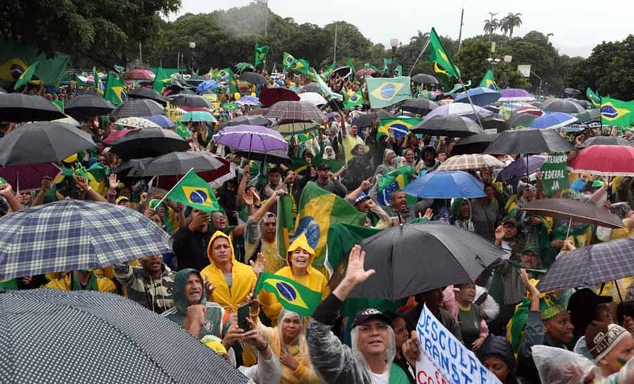 ‘Queremos o Exército, não queremos mais o Bolsonaro’, diz manifestante