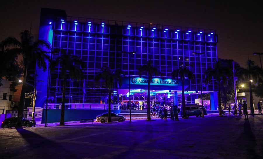 Aleac ilumina prédio e sinaliza apoio à campanha Novembro Azul