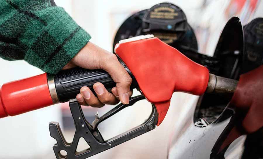 Gasolina fica mais cara pela quinta semana e ultrapassa R$ 5, diz ANP