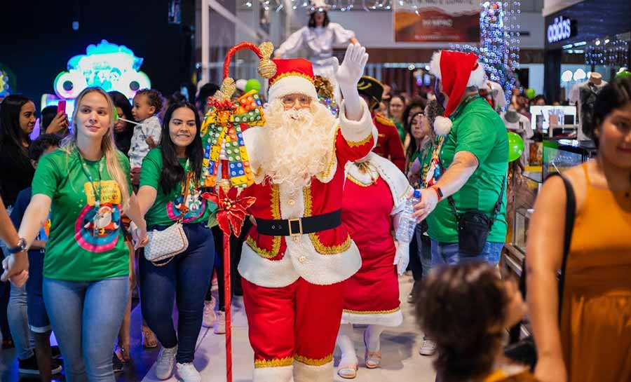 Shopping de Rio Branco recebe Papai Noel com coral de crianças e apresentação de banda da PM