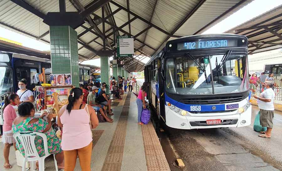 Prefeitura de Rio Branco anuncia redução da frota de ônibus para racionamento de combustível por causa de bloqueios