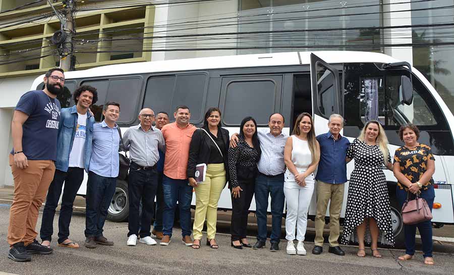 Prefeitura de Rio Branco entrega micro- ônibus para a Secretaria Municipal de Assistência Social e Direitos Humanos