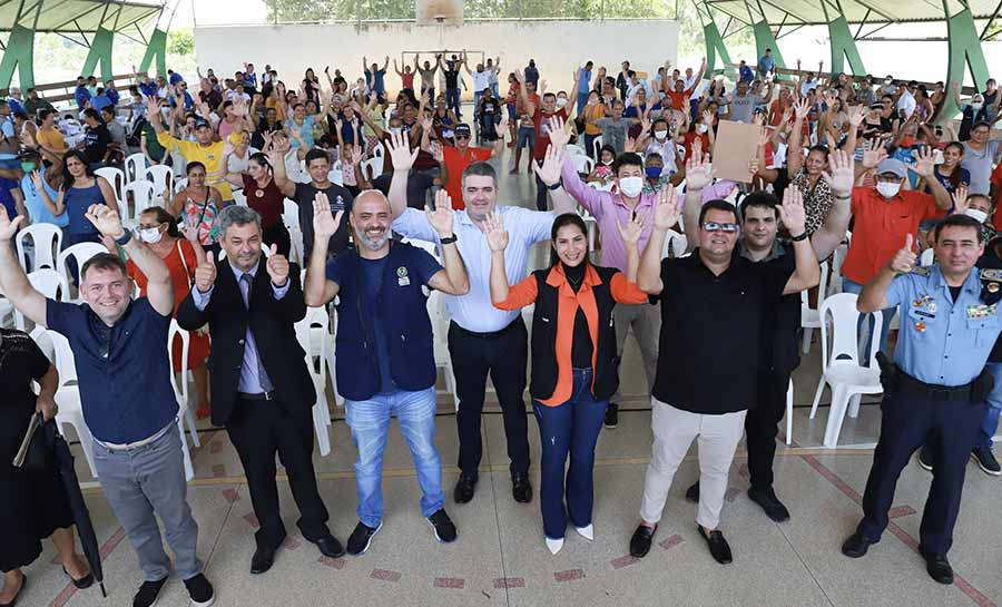 Moradores do Montanhês, em Rio Branco, recebem título definitivo de posse de terra