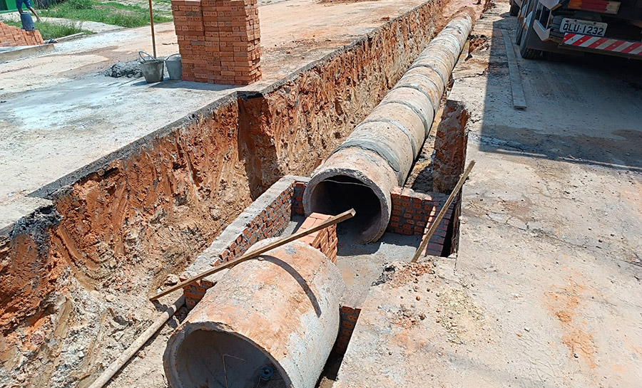 Governo do Acre avança com trabalho de instalação de tubulação de drenagem na Avenida Brasil, em Sena Madureira