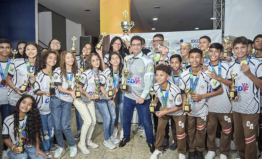 Atletas medalhistas em competições estudantis nacionais são homenageados pelo Estado