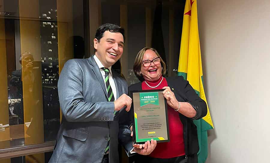Vanda Milani recebe o prêmio de melhor parlamentar federal do Acre da atual legislatura