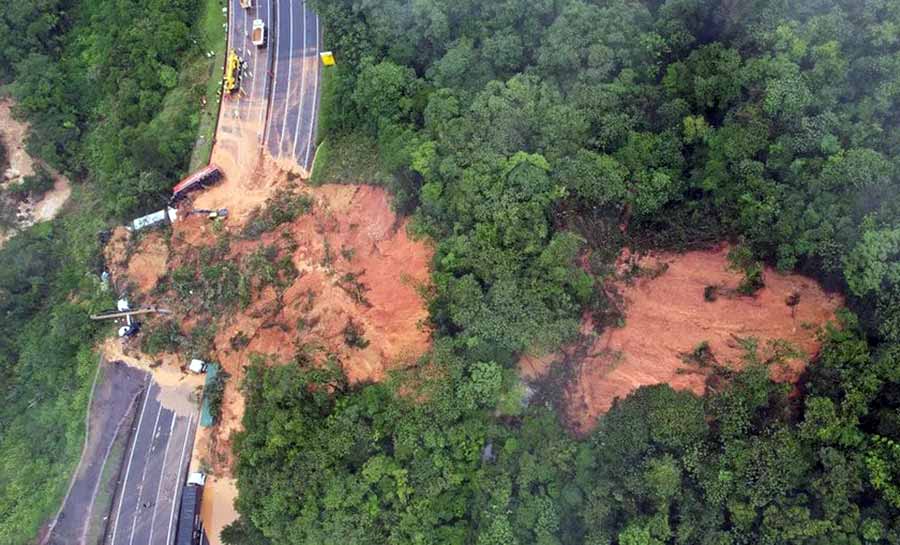 Buscas por vítimas de deslizamento no Paraná entram no terceiro dia