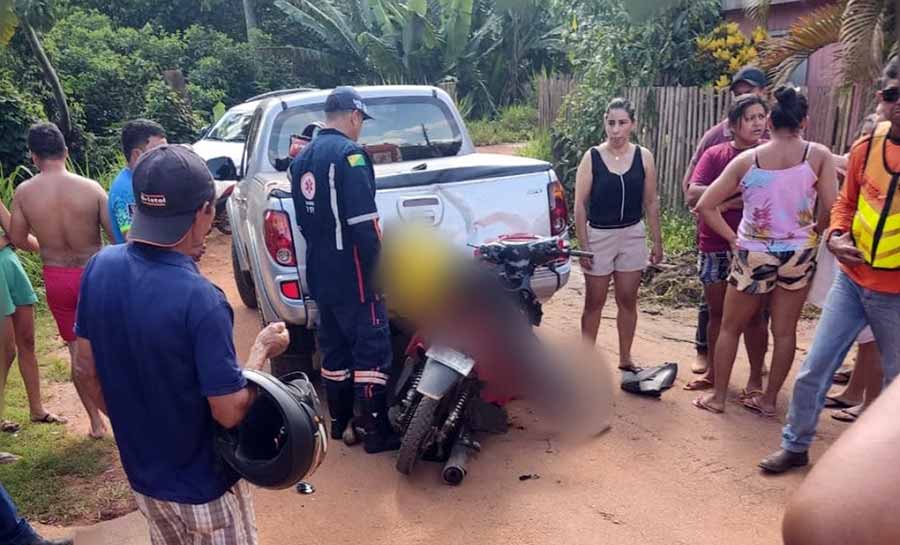 Homem não consegue parar moto, bate na traseira de caminhonete e morre no interior do Acre