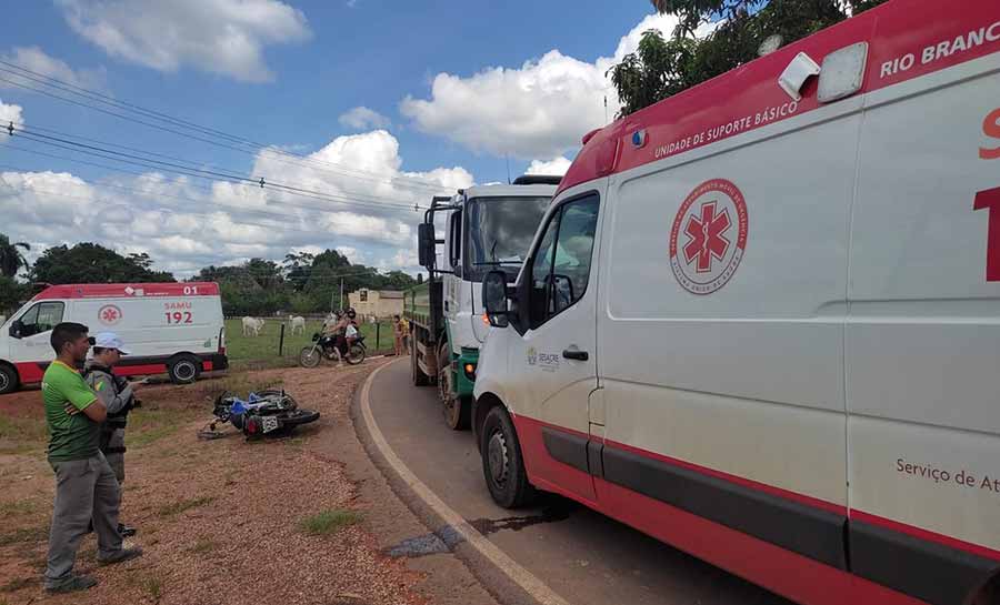 Policial penal morre ao colidir motocicleta contra caminhão em Rio Branco